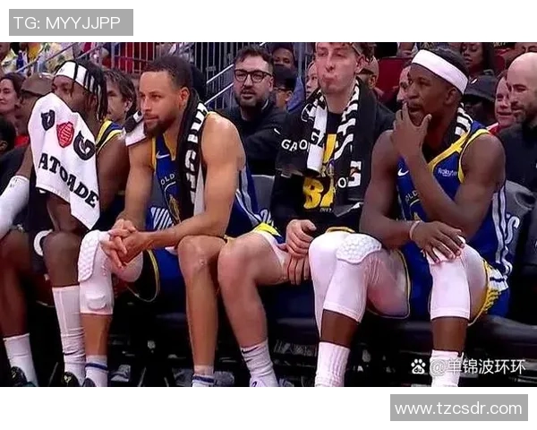 勇士赛场细节动作引发热议 球员小动作成比赛焦点 勇士赛场细节动作引发热议 球员小动作成比赛焦点