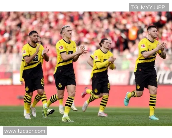 多特蒙德内部矛盾激化球队陷入混乱主帅与球员公开冲突升级