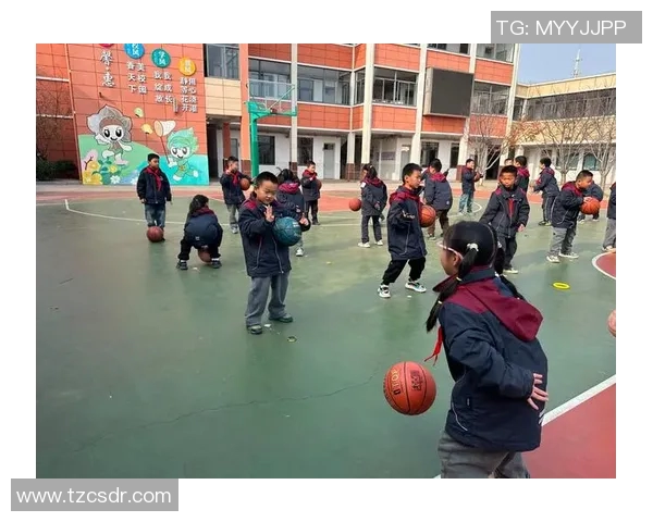 镜头捕捉：篮球八卦赛场小动作引发热议